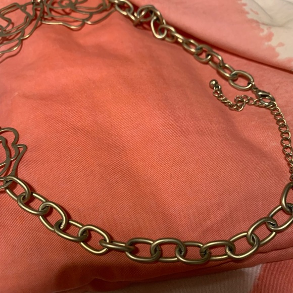 Polished gold rosette necklace with zip detail - Picture 3 of 3